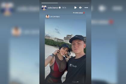 Con esta foto en la playa, la pareja oficializó la relación (Foto Instagram @colo.barco)
