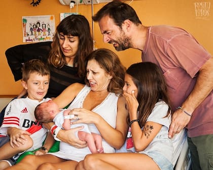 Con esta foto le dio la bienvenida a su cuarto hijo en su cuenta de Instagram: Tom, Miranda, Lala, su mujer, con Roy en brazos, Kim y Kevin