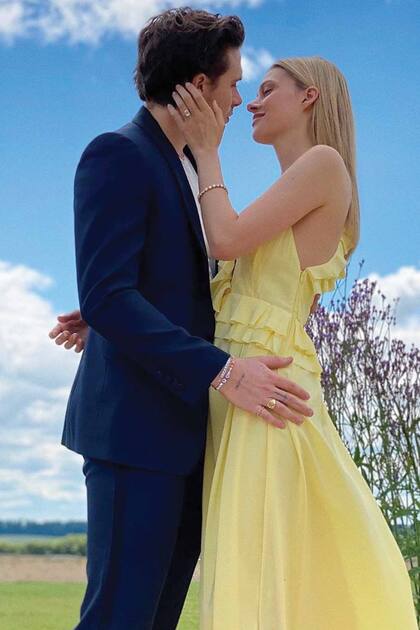 Con esta imagen anunciaron su compromiso. Él le le entregó un anillo de diamante con una esmeralda de entre 4,5 y 5 quilates sobre una fina alianza. Se estima que vale entre 150 mil y 200 mil dólares.