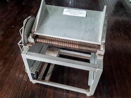 Con esta máquina, hoy exhibida en la Sala Histórica de la II Brigada Aérea “Brigadier Ricardo Solá Claret”, se fabricaron las tiras de aluminio
