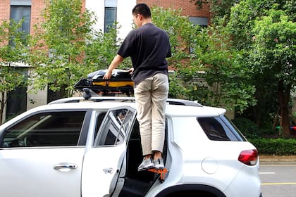 Con esta pieza anclada, es mucho más fácil llegar al techo del auto, ya sea para limpiarlo o acomodar o sacar equipaje.