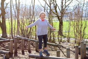 El ejercicio de gimnasia que supera a las pesas para ganar equilibrio
