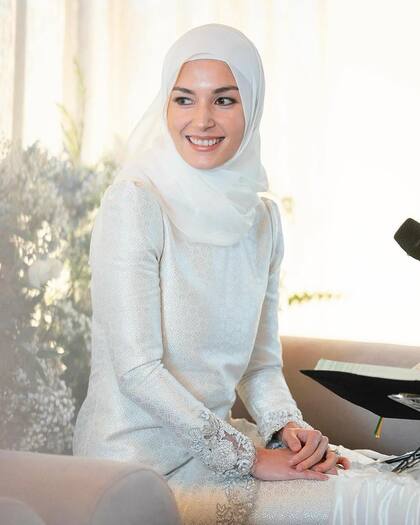 Con este estilismo elegante, sofisticado y tradicional, Anisha Isa Kalebic rindió homenaje a la cultura de su país.