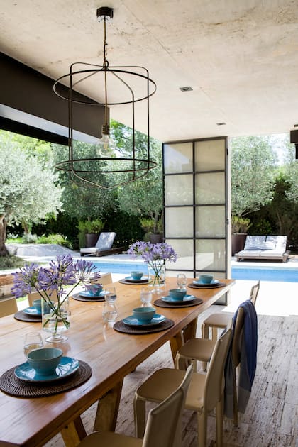 Con este panel de hierro y vidrio repartido presente en otros ambientes, vincularon interior y exterior