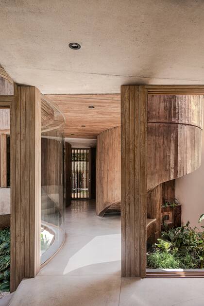 Con este particular hormigón marrón (un trabajo conjunto de Grizzo Studio y Hormigón Avellaneda), lograron riqueza visual y redujeron al mínimo la necesidad de mantenimiento a futuro. Piso de hormigón blanco (AFG Constructora).