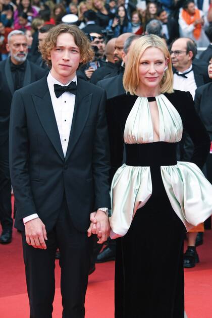 Con estilismo renovado, pero también firmado por Louis Vuitton, Cate Blanchet posa con su hijo, Dashiell John.