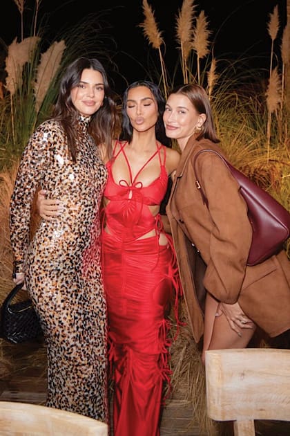 Con estilo felino, Kendall Jenner (lució un espectacular vestido
ceñido al cuerpo) junto a su hermana Kim y la modelo Hailey Bieber, que optó por un look de minifalda de cuero de Zeynep Arcay, chaqueta de gamuza Prada y cartera Saint Laurent.