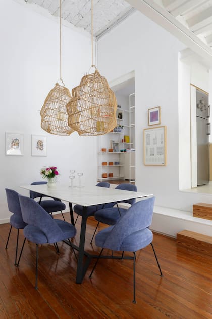 Con excepción de las sillas de patas de hierro y tapizadas en pana (Laboratorio de Objetos), Müller y Avarello trabajaron a medida el equipamiento para todo este sector. Mesa con base de hierro pintada a horno en negro mate y tapa de Neolith ‘Calacatta’. Lámparas de ratán compradas en Tigre.