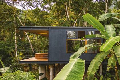 Con experiencia en diseño sustentable y gusto por testear nuevos materiales y soluciones, Juan Diego Erhart del Campo y el estudio Pitta Arquitetura crearon esta cabaña que dejó una huella leve en el terreno.