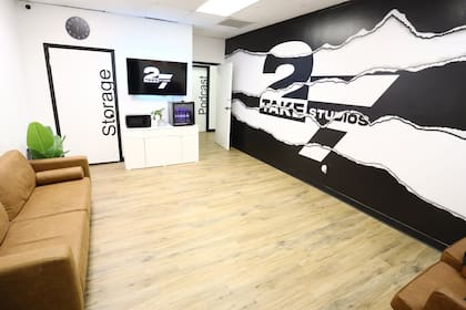 Con experiencia en la producción de contenido digital y gestión empresarial, buscó un espacio que pudiera servir como estudio de producción