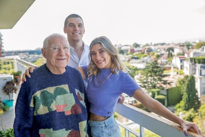 Con Fabrizio y Giuliana, hijos de Andrea. “A mí me sorprende lo abierto que es. De repente me encuentro con una respuesta de él que no es la que esperás de un hombre de 88 años”, dice Giuliana.