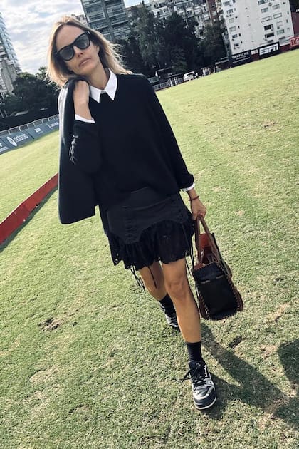 Con falda y cartera de Rocio G, Lolo Tanoira llegó temprano a los palenques de La Zeta-Kazak, donde su hijo, Lorenzo Chavanne está teniendo una gran temporada