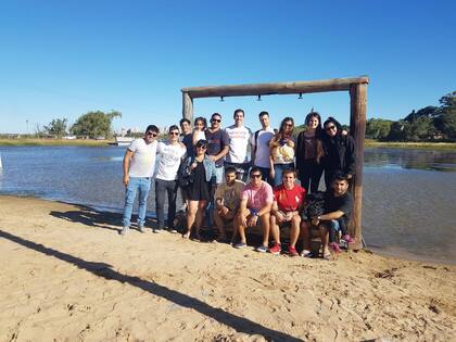 Con familia y amigos, 15 años después de la partida.