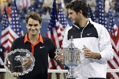 Del Potro, con Federer, durante la ceremonia de premiación del histórico US Open 2009, cuando el tandilense se consagró