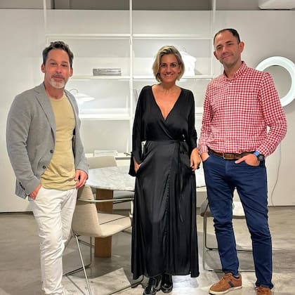 Con Federico Churba, un diseñador al que admira y aprecia, y César Aquilano, en ese momento director en Vasa, con quienes Pía trabajaba. De ese encuentro surgieron diseños de Churba en vidrio, algo que él sentía como una asignatura pendiente