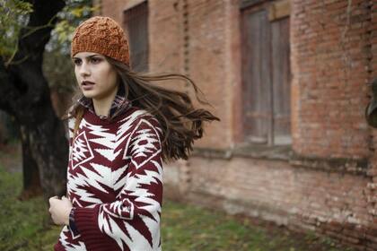 CON FLECOSMaxi vestido (Cardón, $ 995), chaleco con flecos (Kosiuko, $ 578), bufanda (Var's, $ 99), boina (Lacoste, $ 289), maletín de gamuza (Prüne, $ 798) y borcegos con corderito (Hush Puppies para