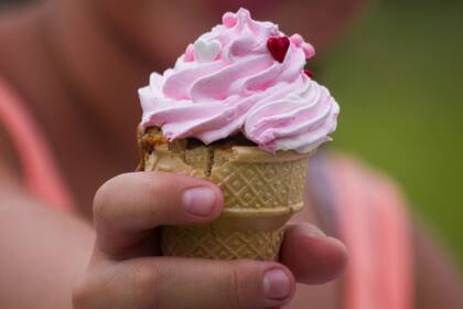Con forma de vasito de helado, un cupcake con frosting de merengue italiano, por Mariana Becher.