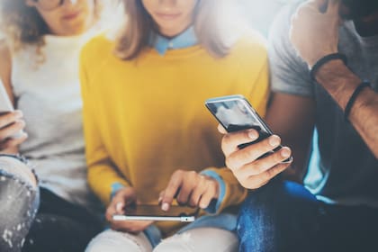 Con fotos de sus seres queridos fallecidos arman videos para recordarlos vivos