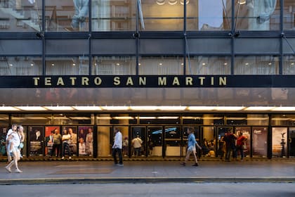 Con frente a la Avenida Corrientes, el Teatro San Martín es visitado anualmente por cerca de un millón de espectadores.