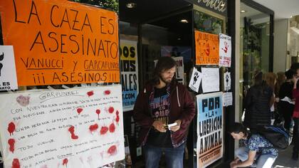 Con fuertes palabras, los manifestantes ecologistas protestaron contra la pareja mediática y cazadora