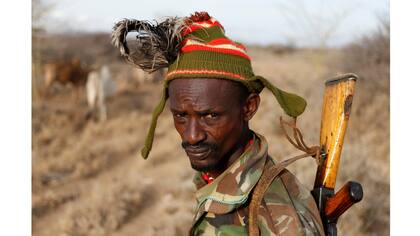 Con fusiles de asalto Kalashnikov y G3