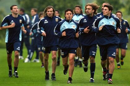 Con Gallardo, Kily González, Caniggia, Batistuta, Verón y Zanetti, en plena Copa del Mundo 2002; todos respondieron ante la consulta de LA NACION