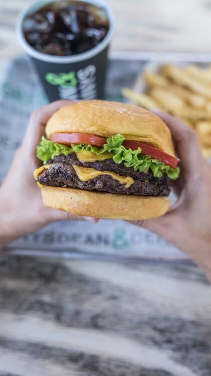 ¿Con ganas de una buena hamburguesa? Dean & Dennys te lo resuelve.