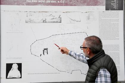  Raniero Pedica, muestra un mapa de la antigua ciudad romana de Falerii Novi, que está enterrada principalmente bajo tierra