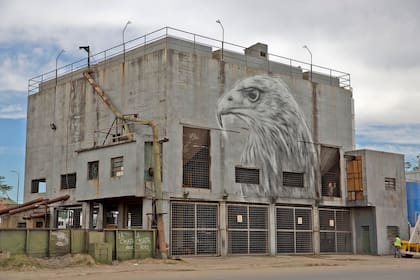 El puerto arenero de Buenos Aires, junto a la Dársena F, se llenó de color a partir con los gigantescos murales de los artistas Bernardo Ezcurra y Alfredo Segatori