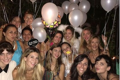 Con globos blancos y vestido a tono, Luli despidió la soltería