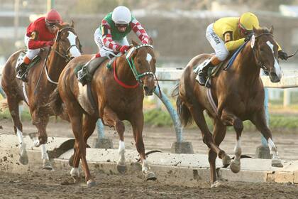 Con gorra blanca, Ricardo empuja a Manicero Key a la victoria, ante la resistencia de Van Smile.