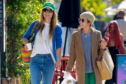Con gorra de béisbol verde y anteojos, Wilde intentó ocultarse de los paparazzi mientras paseaba con una amiga aunque no lo logró