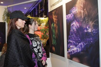 Con gorra y capa Louis Vuitton, antes de volver a casa Elbita recorrió la feria de arte de la mano de Allegra, su hija.