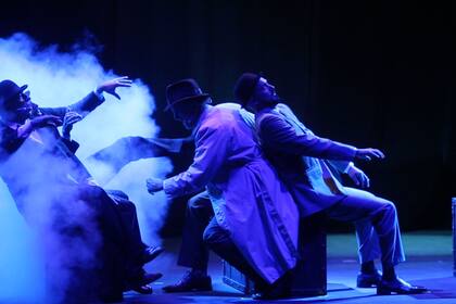 Con gracia, Abel Pintos siguió puntillosamente los movimientos marcados por el director Manuel González Gil