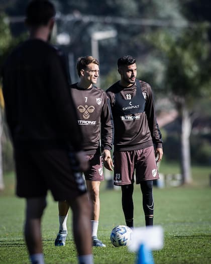 Con Guido Mainero, durante una pausa en una práctica de Platense; el Calamar está lleno de futbolistas que procuran revancha y una segunda oportunidad.