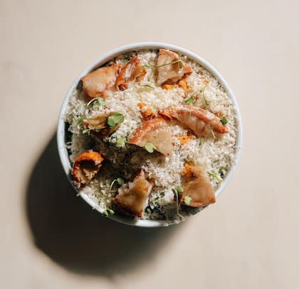 Con identidad propia