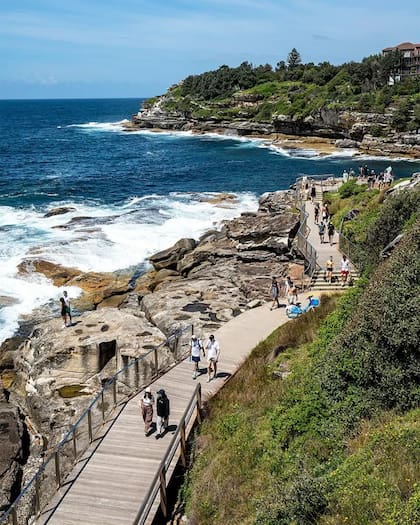 Con impresionantes vistas al mar y un paisaje espectacular, la caminata costera de Bondi a Bronte es uno de los senderos urbanos más emblemáticos de Sídney