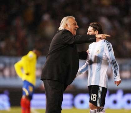 Basile le da indicaciones a Messi en un partido de la selección ante Ecuador