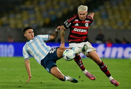 Con infracciones y agresividad en la marca, Racing se dedicó a defender en el Maracaná
