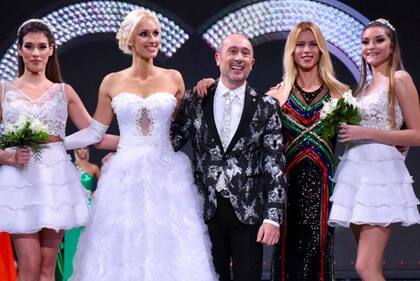 Con Ingrid Grudke y Nicole Neumann, dos de las estrellas de sus desfiles