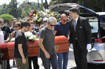 “Con inmenso desconsuelo despedimos a nuestra querida compañera Alejandra Darín, presidenta de la Asociación Argentina de Actores y Actrices. Con una trayectoria como actriz de más de medio siglo en teatro, cine y TV, se destacó también por su incansable defensa de los derechos de nuestro colectivo artístico y su profunda sensibilidad social. Acompañamos a sus hijos Antonia y Fausto, a su hermano Ricardo, familiares y seres queridos, abrazándolos en este duro momento”, expresaron desde la Asociación Argentina de Actores y Actrices