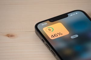 Con iOS 26 llega una nueva función al iPhone que ajusta el rendimiento del teléfono para extender la autonomía de la batería