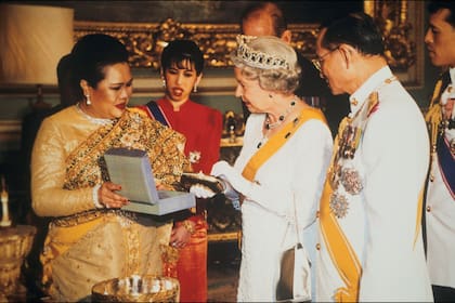 Con Isabel II, en octubre de 1996