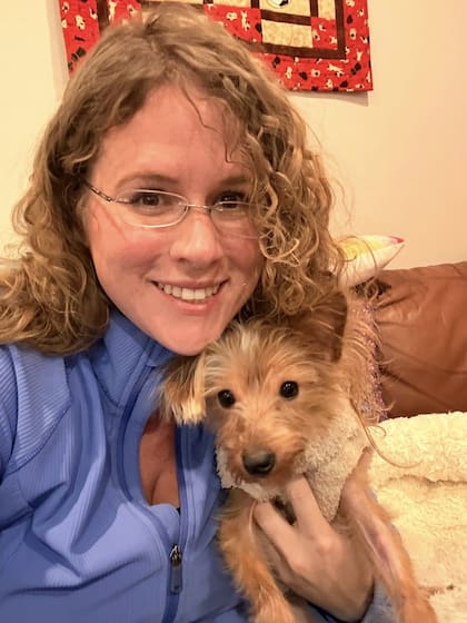 Con Jade Conner, la creadora del refugio para perritos ancianos.