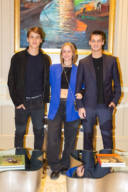 Con jeans oversized y remera crop, la princesita de la casa posa rodeada por sus hermanos, Benicio y Tiziano. 