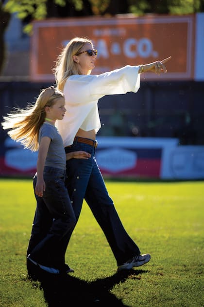 Con jeans, remeras y zapatillas, madre e hija disfrutaron de ver también al resto de los participantes. “Fue un evento increíble, no tengo más que palabras de felicitaciones para el Club Hípico Argentino y para Constanza Abdala”