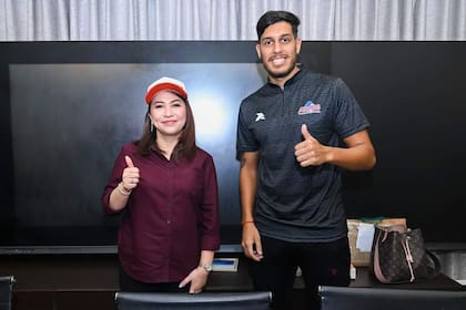 Con Jenny Barzaga, la encargada de la intendencia de Makati City, ciudad ubicada al sur de la capital, Manila; en Filipinas viven unos 115.000.000 de personas, pero el deporte principal es el básquetbol.
