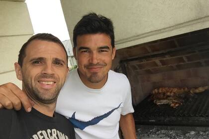 Con Jeremías Caggiano, uno de los mejores amigos que le dio el fútbol, con quien está trabajando en un proyecto.