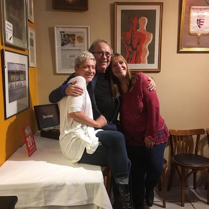 Con Joan Manuel Serrat, habitué de la casa cada vez que visita el país.