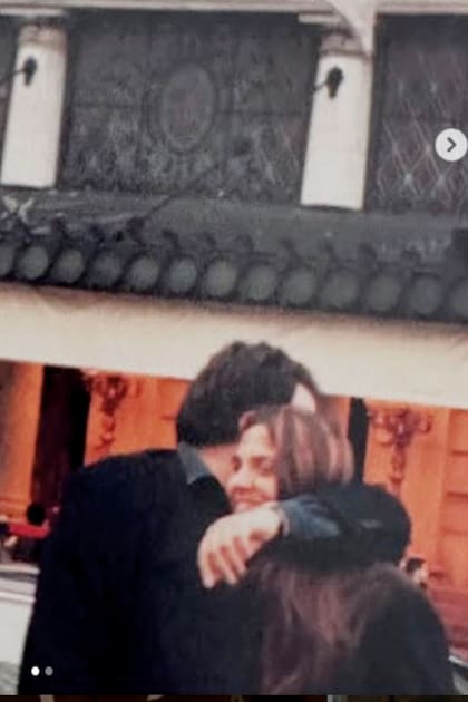 “Con Jorge viví los cinco años más fascinantes de mi vida”, escribió Florencia Scarpatti en su cuenta Instagram hace unos días. “Creo que las mujeres que han amado a un mismo hombre están unidas por un lazo invisible. Esto (…) ocurre cuando el hombre es alguien fuera de lo común. Anoche, en el velatorio pudimos abrazarnos y emocionarnos con las madres de sus hijas. Y pude decirle a "Bar" que la quise como propia cuando fuimos familia”, contó ella. Bárbara, Andrea y Sara respondieron a la publicación con mensajes amorosos.